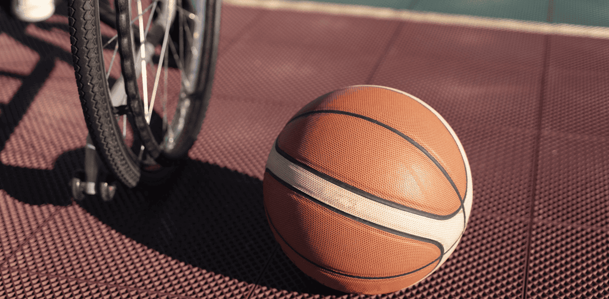 Terrain de basket avec un ballon de basket et un fauteuil roulant